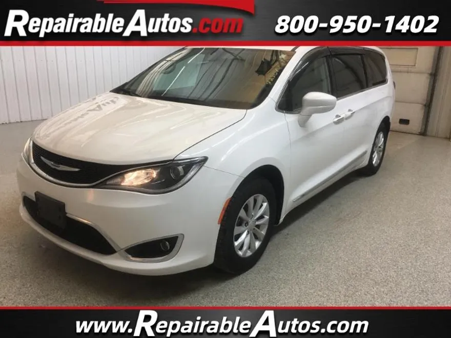 2017 Chrysler Pacifica Touring L photo 1