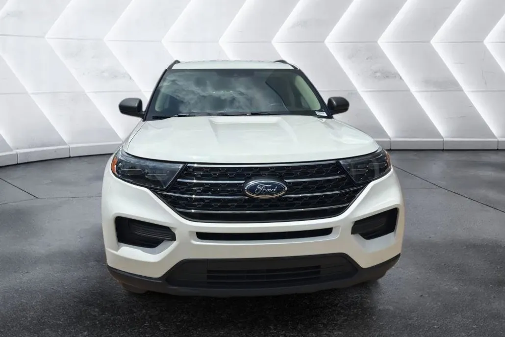 2023 Ford Explorer XLT photo 1