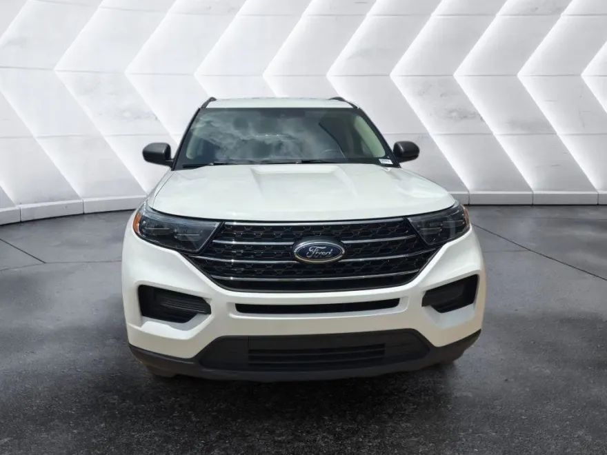 2023 Ford Explorer XLT photo 1