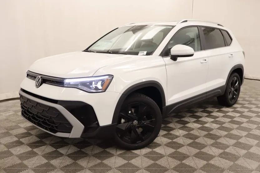 2025 Volkswagen Taos SE photo 1