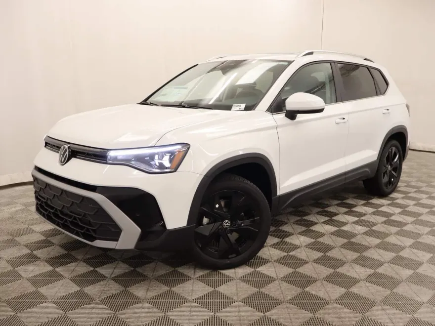 2025 Volkswagen Taos SE photo 1
