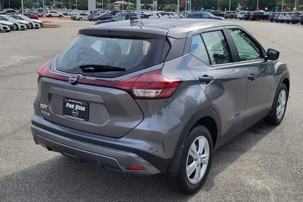 2025 Nissan Kicks Play S photo 1