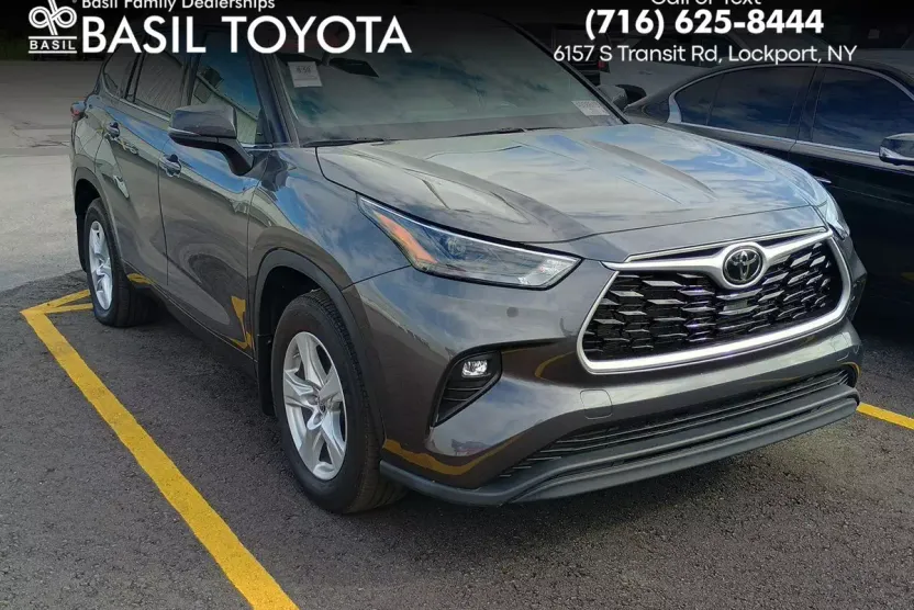 2022 Toyota Highlander LE photo 1
