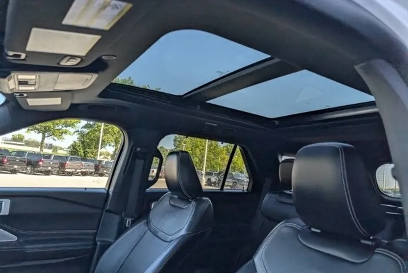 2022 Ford Explorer ST photo 1