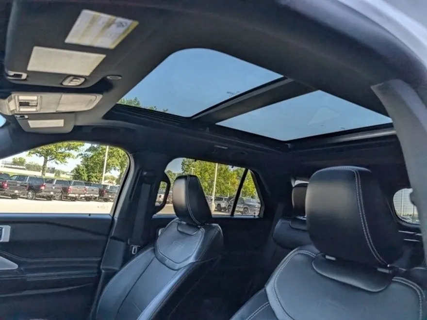 2022 Ford Explorer ST photo 1
