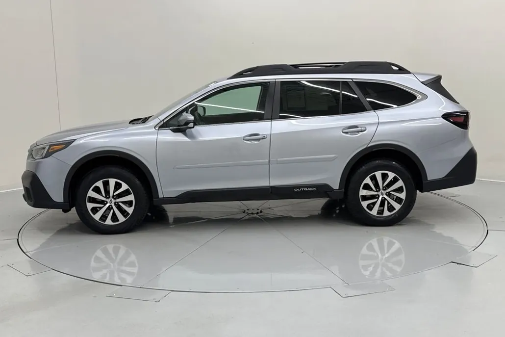 2022 Subaru Outback Premium photo 1