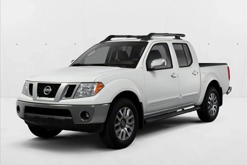 2010 Nissan Frontier SE Crew Cab photo 1