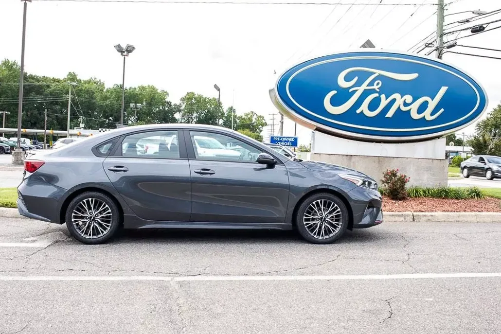 2022 Kia Forte GT-Line photo 1