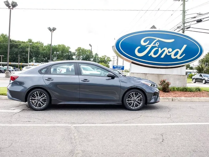 2022 Kia Forte GT-Line photo 1