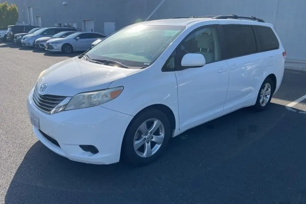 2013 Toyota Sienna LE photo 1