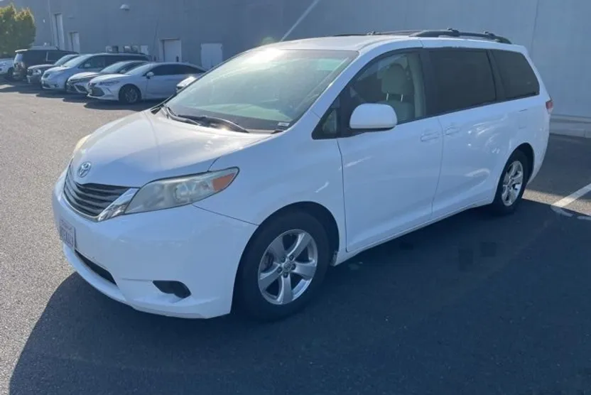 2013 Toyota Sienna LE photo 1