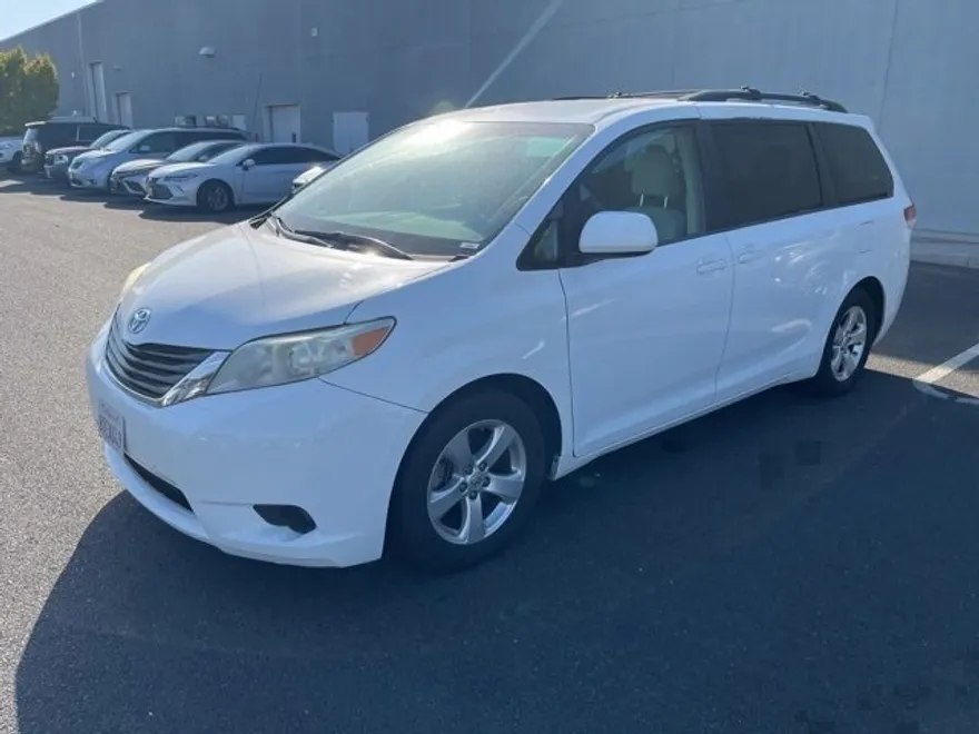 2013 Toyota Sienna LE photo 1