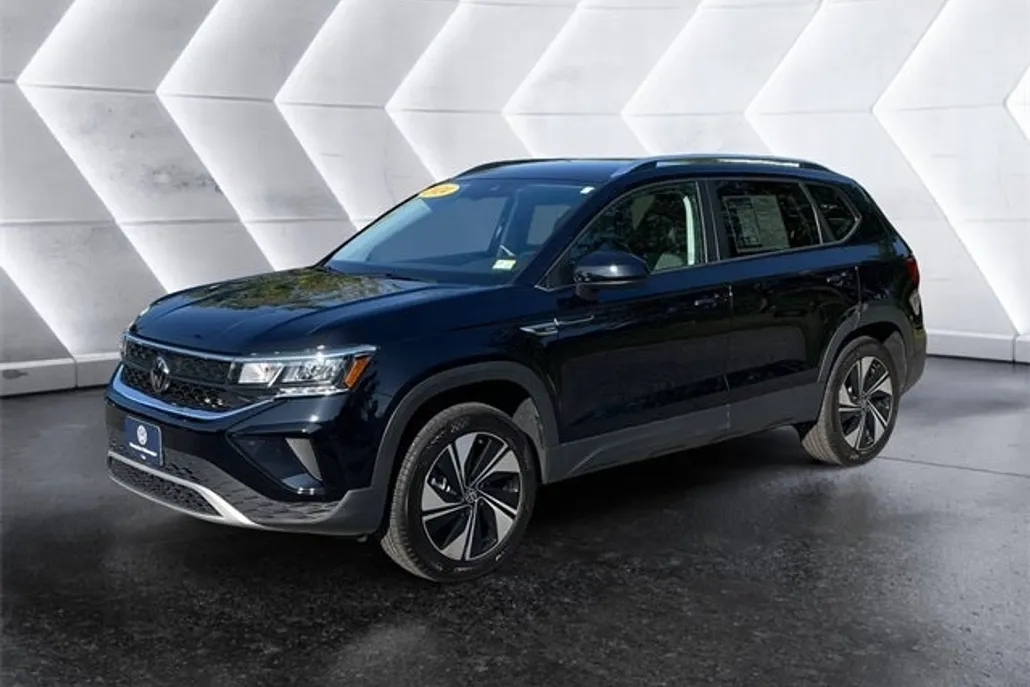 2024 Volkswagen Taos SE photo 1