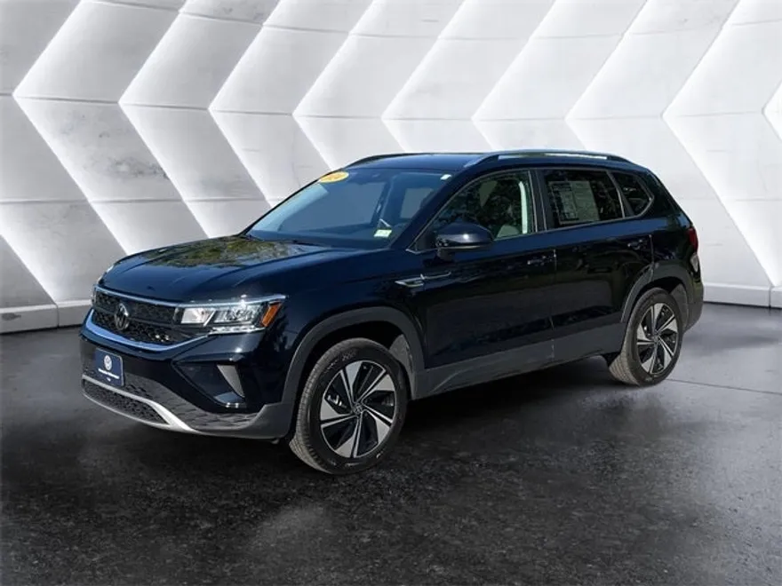 2024 Volkswagen Taos SE photo 1