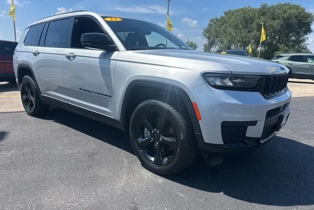 2023 Jeep Grand Cherokee Altitude photo 1
