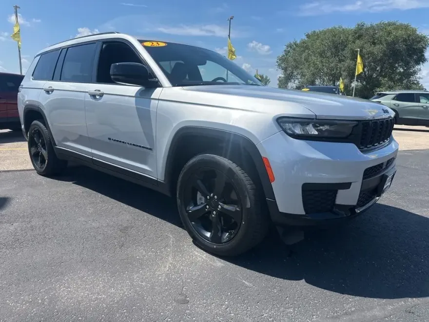 2023 Jeep Grand Cherokee Altitude photo 1