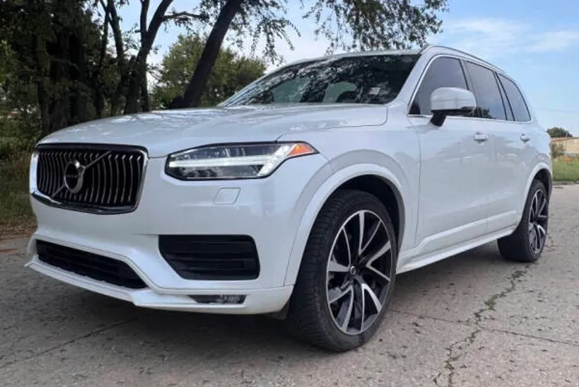 2022 Volvo XC90 T6 Momentum photo 1