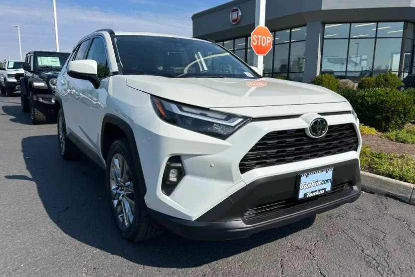 2022 Toyota RAV4 XLE Premium photo 1