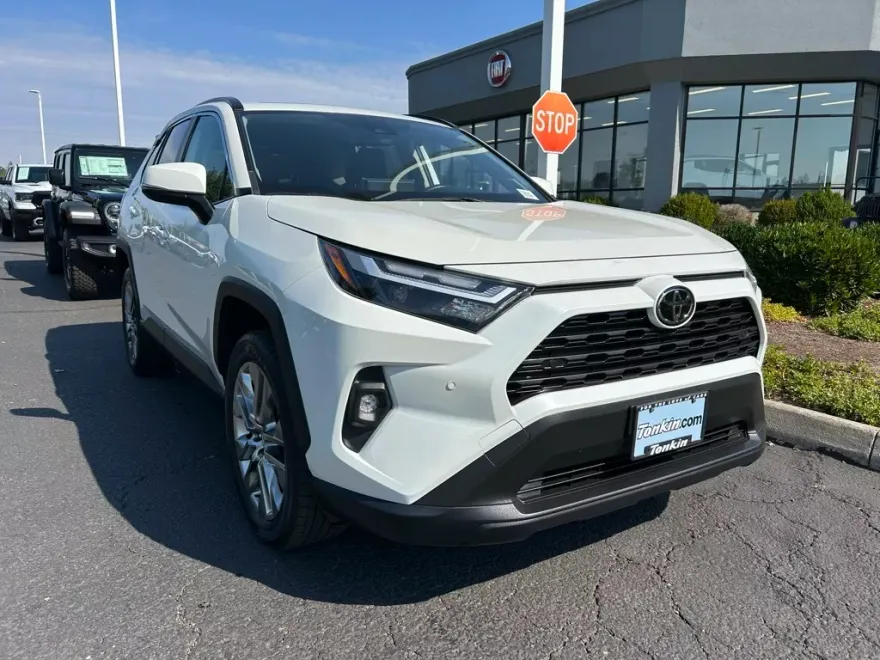 2022 Toyota RAV4 XLE Premium photo 1