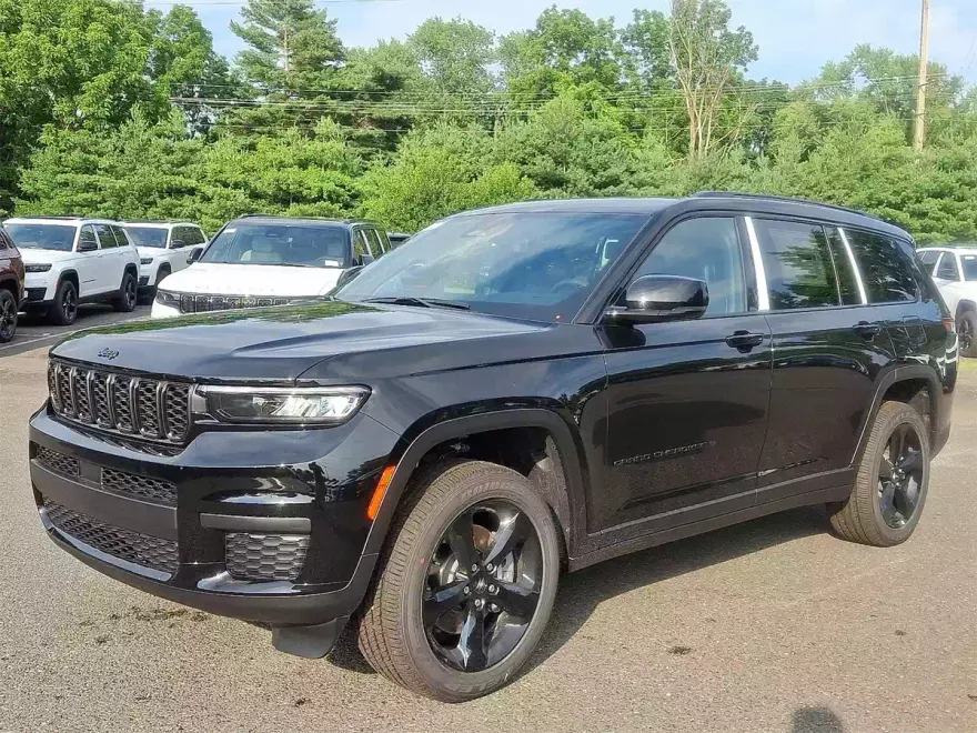 2025 Jeep Grand Cherokee Altitude photo 1