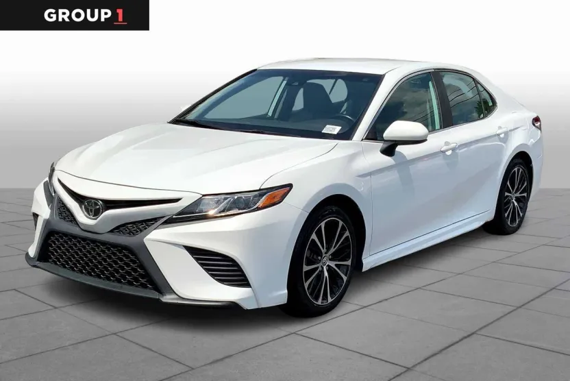 2019 Toyota Camry SE photo 1