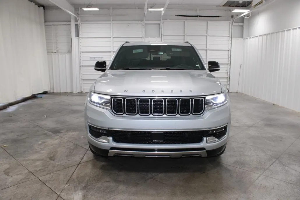 2023 Jeep Wagoneer L Series III photo 1