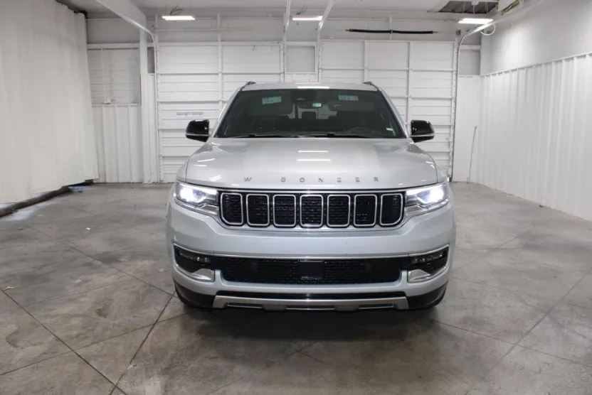 2023 Jeep Wagoneer L Series III photo 1