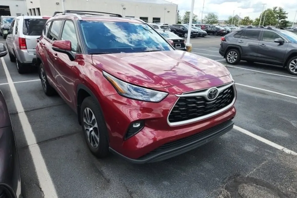 2023 Toyota Highlander L photo 1