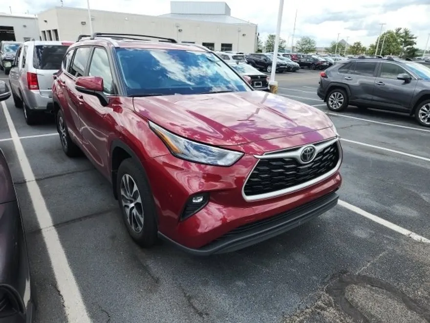 2023 Toyota Highlander L photo 1