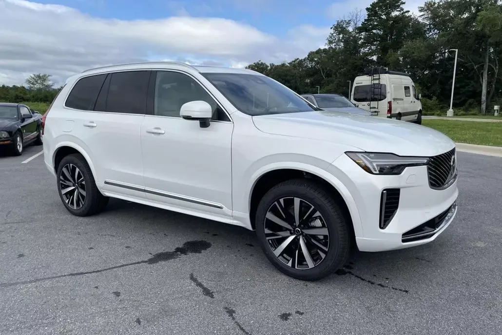 2026 Volvo XC90 B5 Core photo 1
