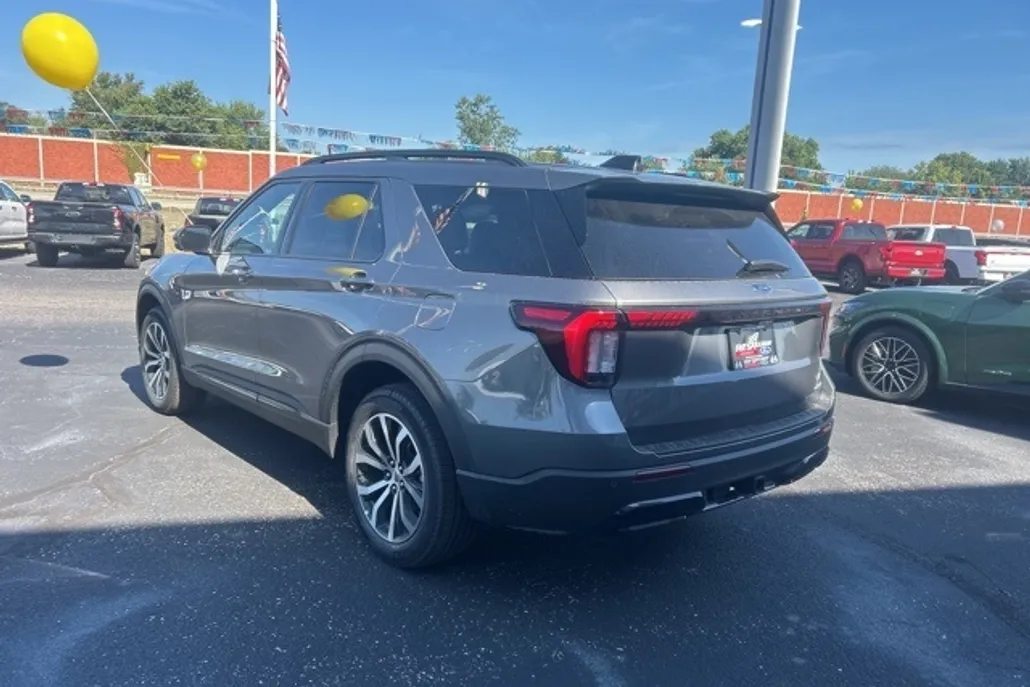 2025 Ford Explorer ST-Line photo 1
