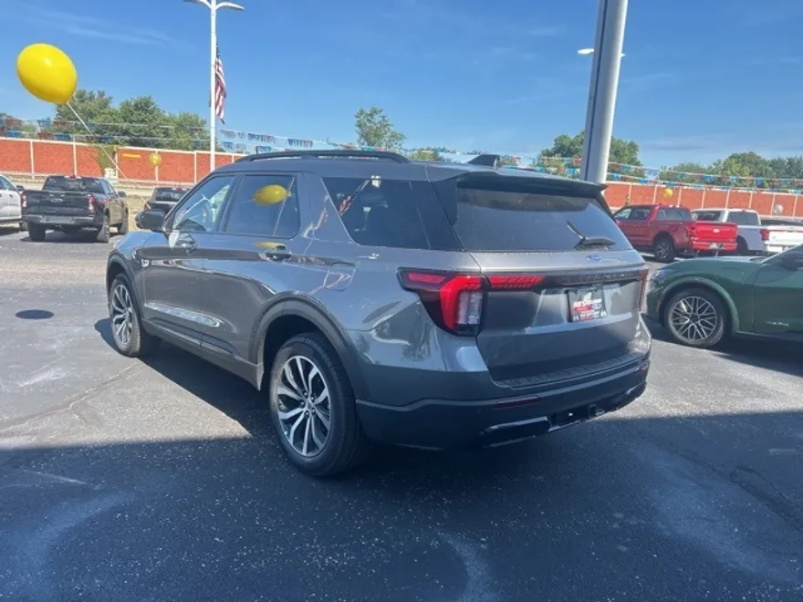 2025 Ford Explorer ST-Line photo 1