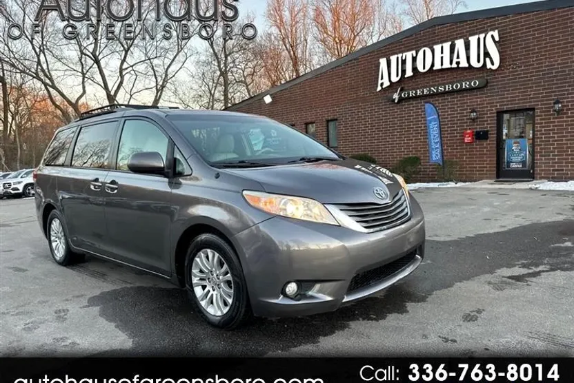 2014 Toyota Sienna XLE photo 1