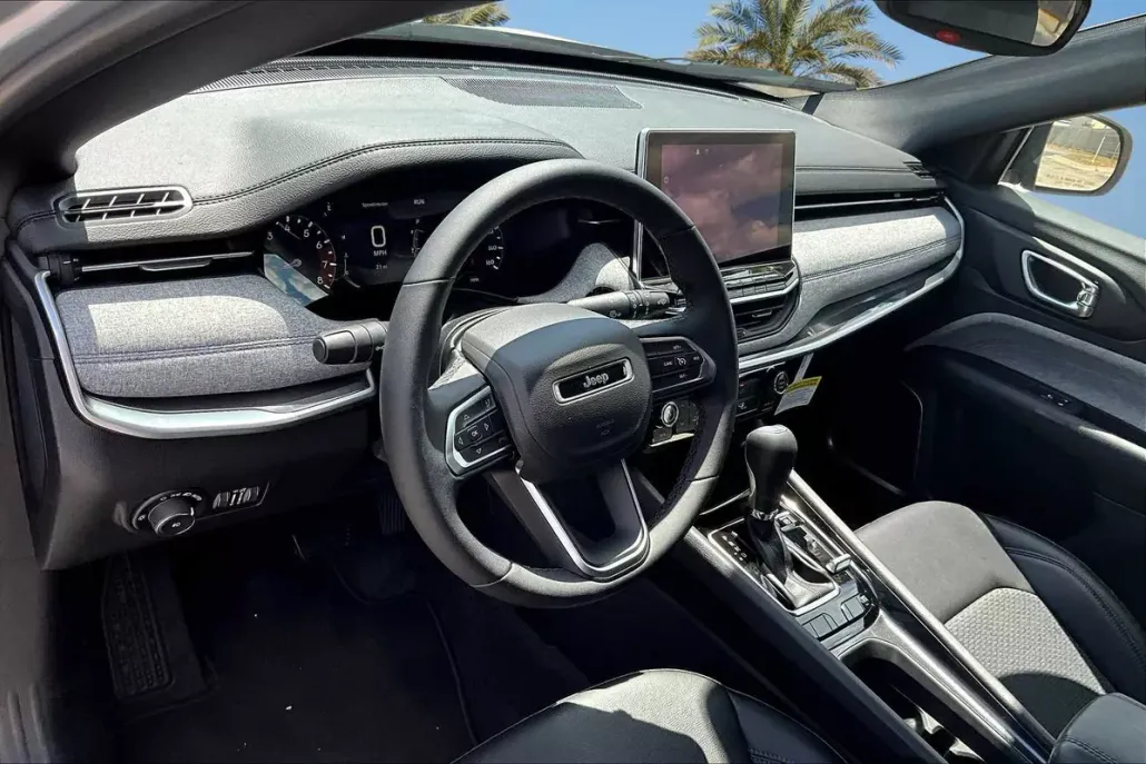 2024 Jeep Compass Latitude photo 1