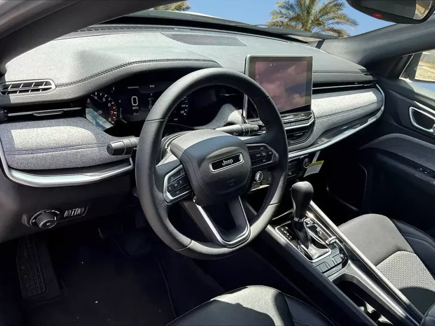 2024 Jeep Compass Latitude photo 1