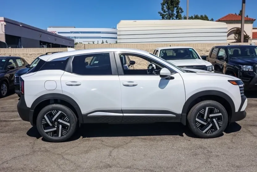 2025 Nissan Kicks SV photo 1