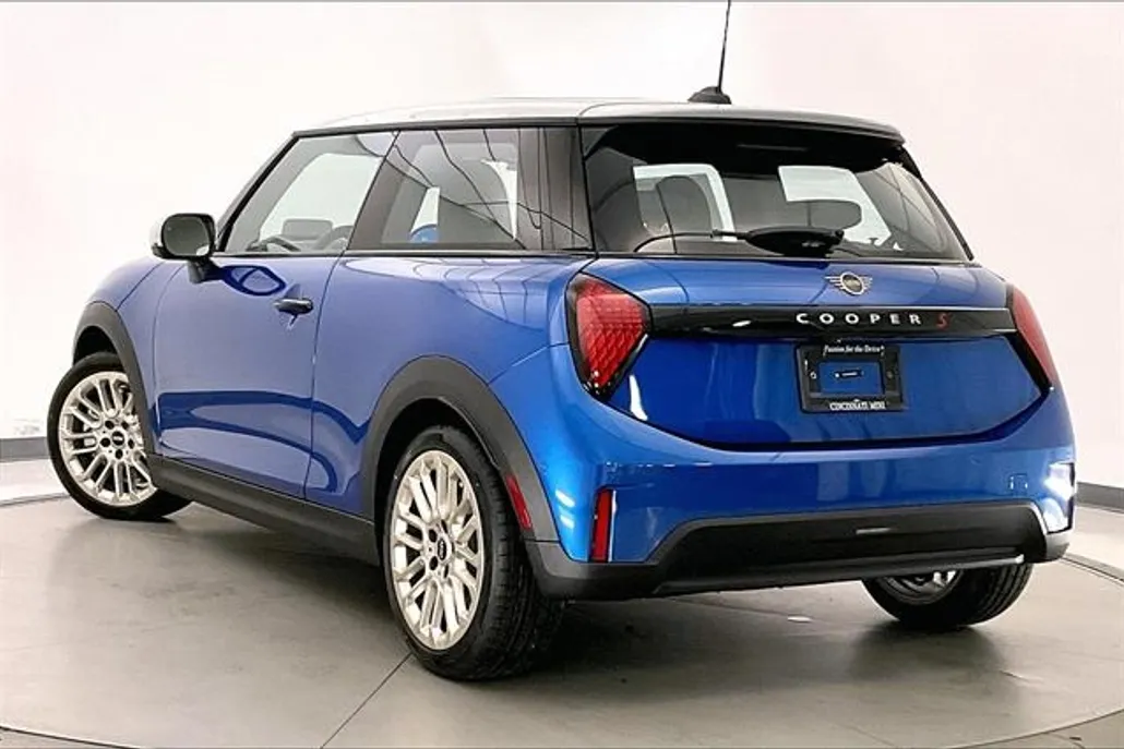 2025 Mini Cooper S Hardtop 2 Door Iconic photo 1
