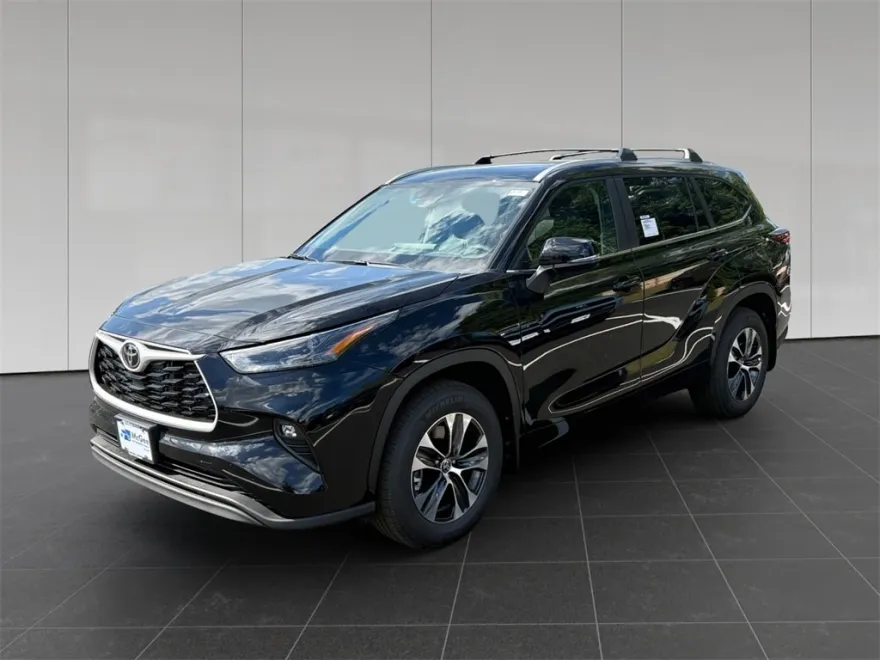 2025 Toyota Highlander XLE photo 1