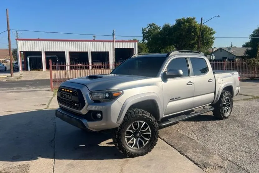 2017 Toyota Tacoma SR5 TRD Sport photo 1