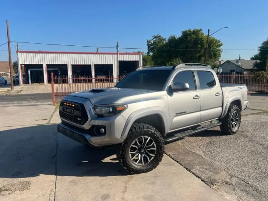 2017 Toyota Tacoma SR5 TRD Sport photo 1