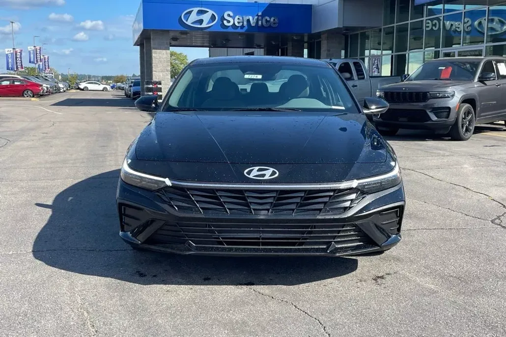 2025 Hyundai Elantra SEL Sport photo 1