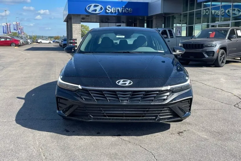 2025 Hyundai Elantra SEL Sport photo 1
