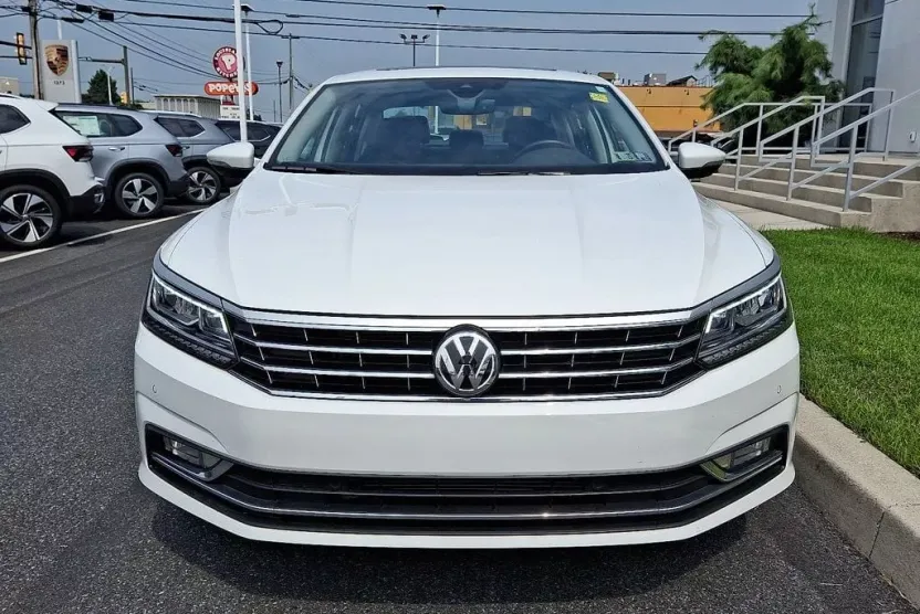 2018 Volkswagen Passat 2.0T SEL Premium photo 1