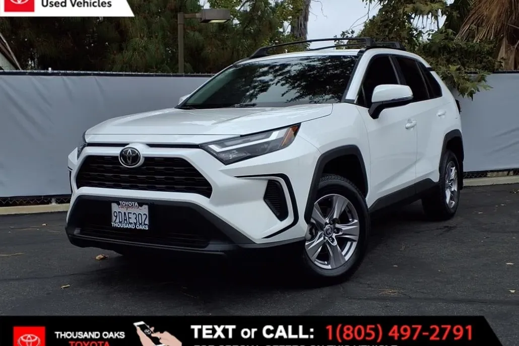 2022 Toyota RAV4 XLE photo 1