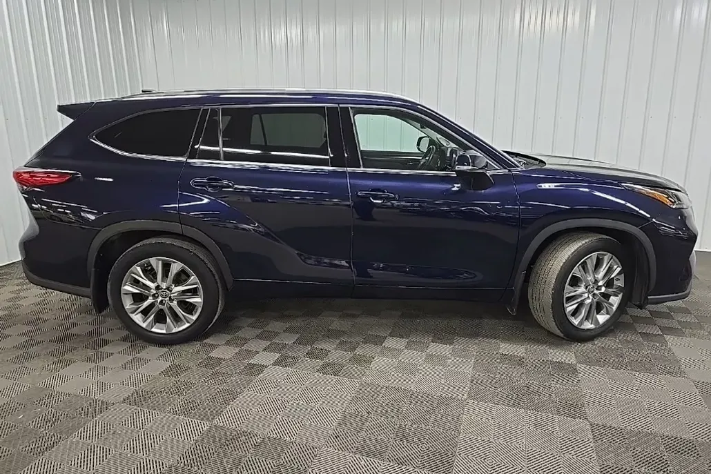 2022 Toyota Highlander Limited photo 1