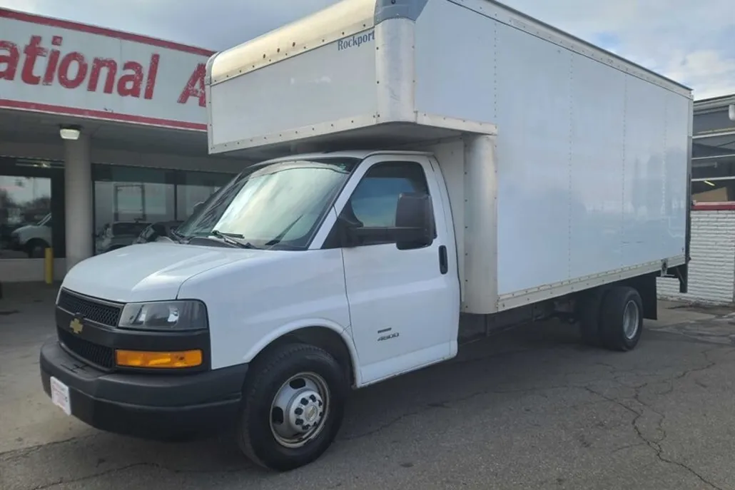 2018 Chevrolet Express Cutaway photo 1