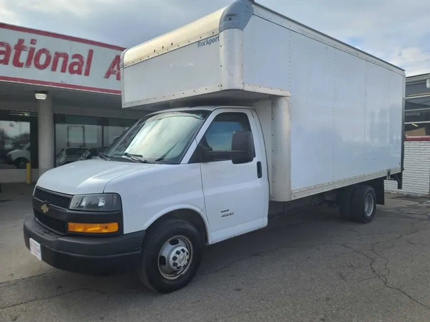 2018 Chevrolet Express Cutaway photo 1
