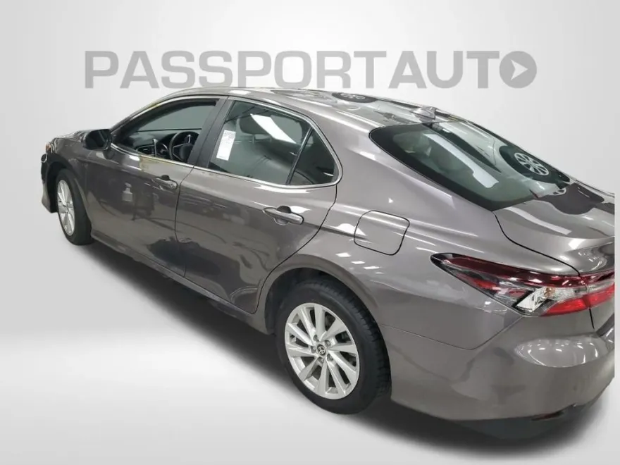 2022 Toyota Camry LE photo 1