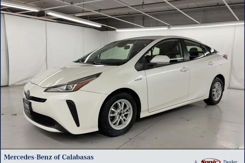 2019 Toyota Prius L photo 1
