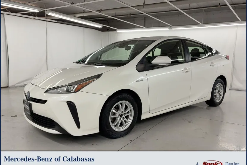2019 Toyota Prius L photo 1